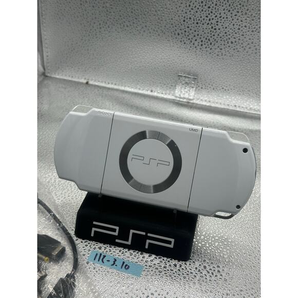 White psp 2000 w/charger & new battery no drive noise - Picture 7 of 8